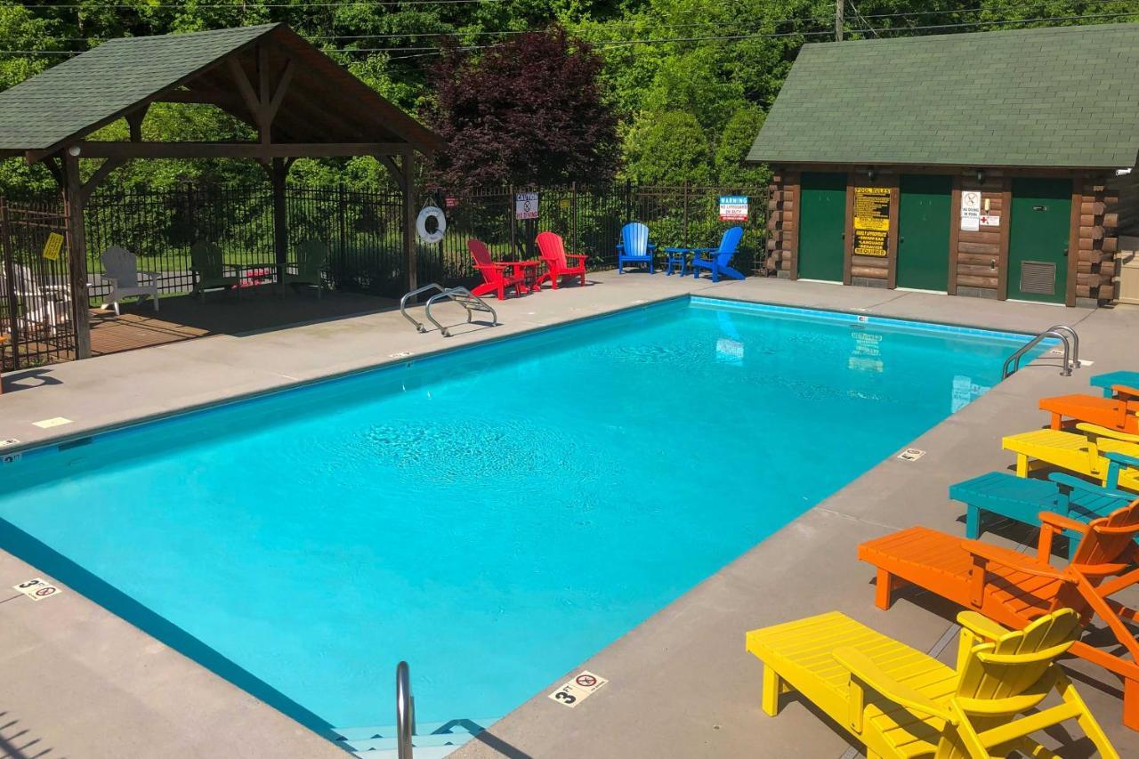 Inviting Sevierville Cabin With Deck And Hot Tub! Kültér fotó