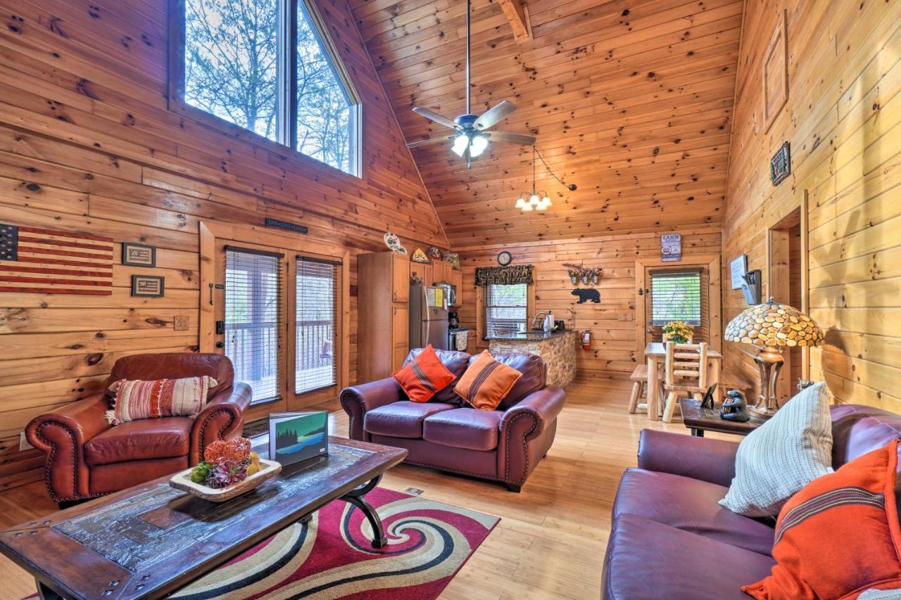 Inviting Sevierville Cabin With Deck And Hot Tub! Kültér fotó