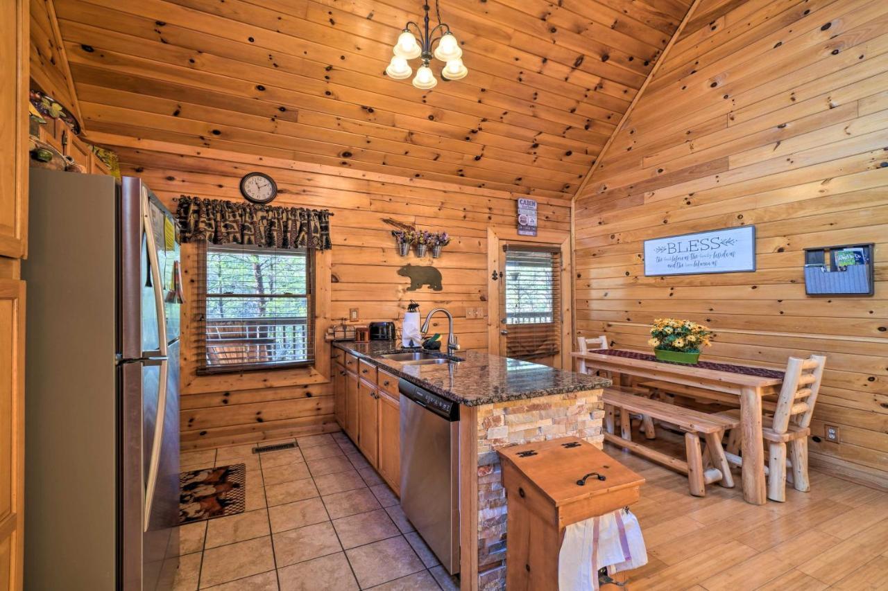 Inviting Sevierville Cabin With Deck And Hot Tub! Kültér fotó