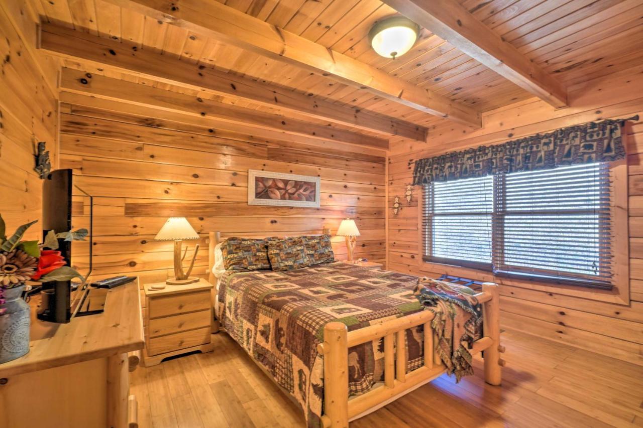 Inviting Sevierville Cabin With Deck And Hot Tub! Kültér fotó
