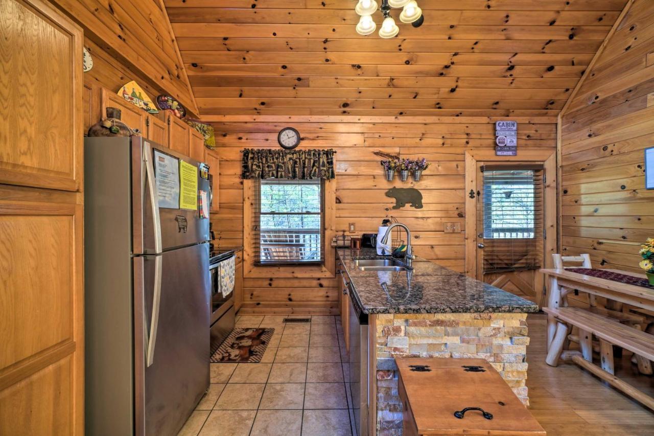 Inviting Sevierville Cabin With Deck And Hot Tub! Kültér fotó