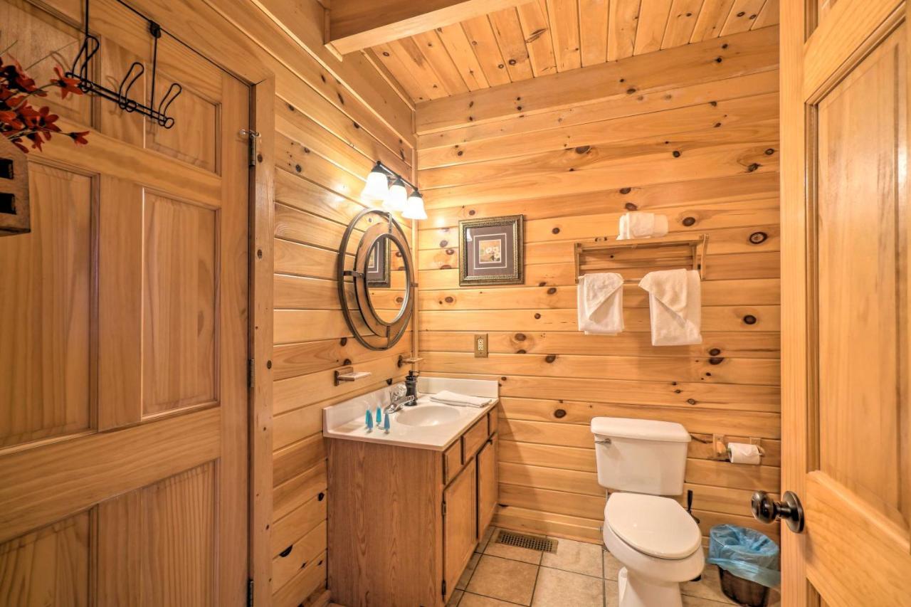 Inviting Sevierville Cabin With Deck And Hot Tub! Kültér fotó