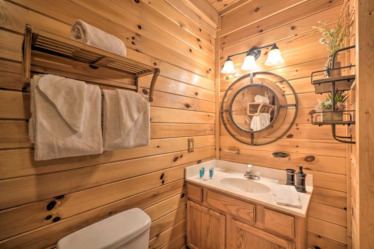 Inviting Sevierville Cabin With Deck And Hot Tub! Kültér fotó