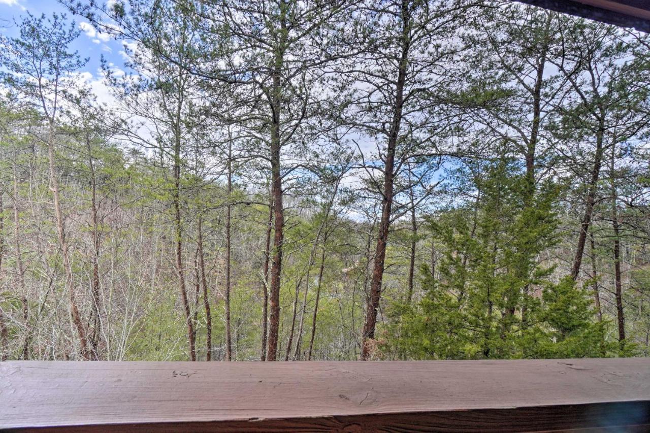 Inviting Sevierville Cabin With Deck And Hot Tub! Kültér fotó