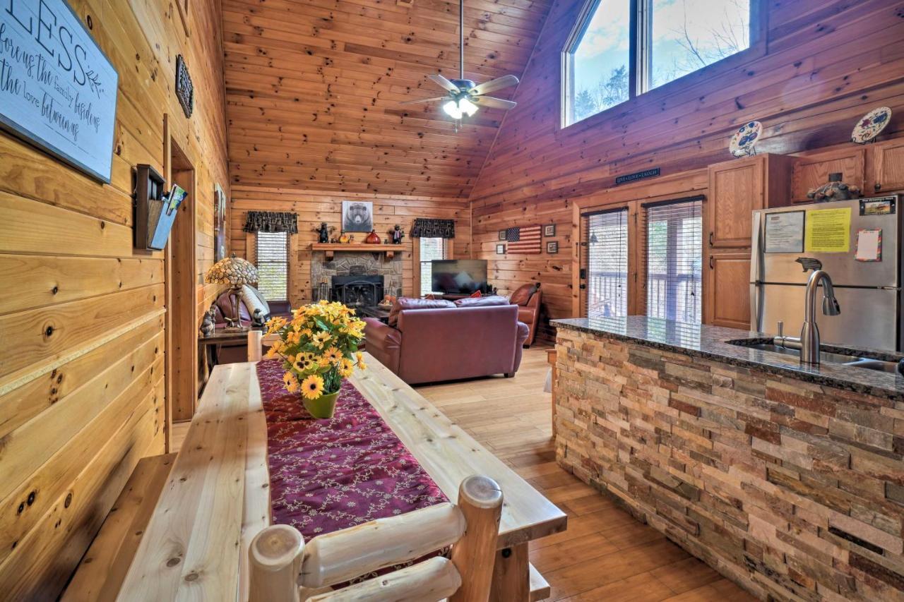 Inviting Sevierville Cabin With Deck And Hot Tub! Kültér fotó