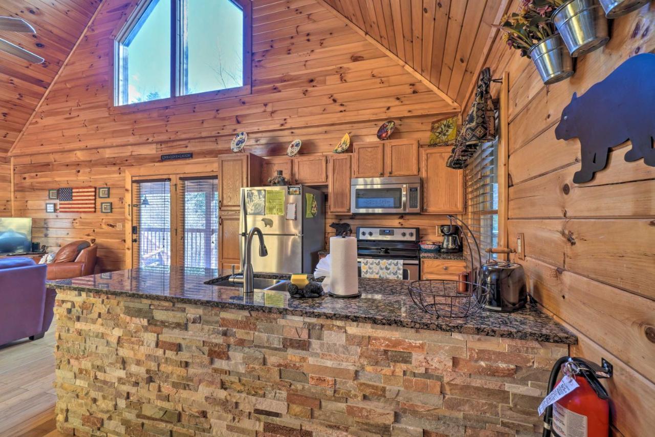 Inviting Sevierville Cabin With Deck And Hot Tub! Kültér fotó