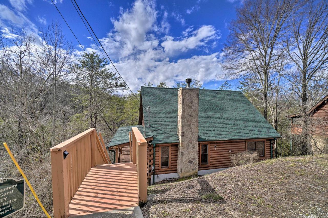 Inviting Sevierville Cabin With Deck And Hot Tub! Kültér fotó